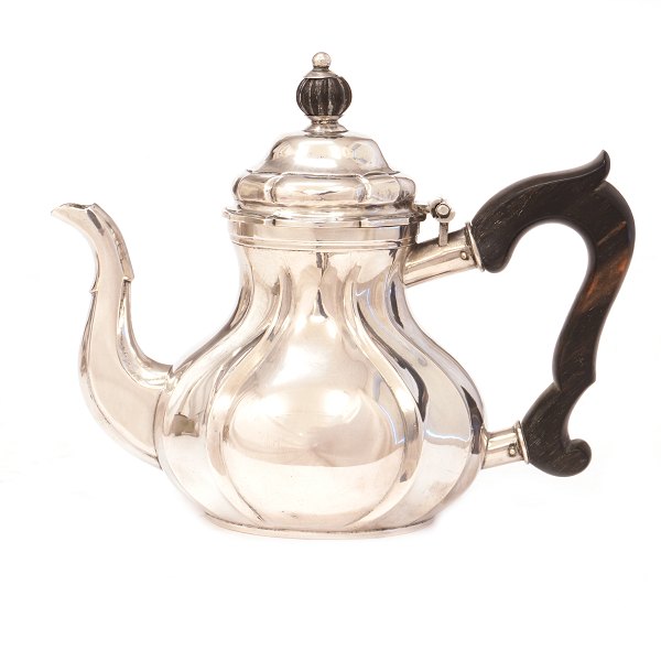 Dansk barok ligeknækket sølvkande København ca. år 1730. Stemplet Johan Pedersen. H: 14cm