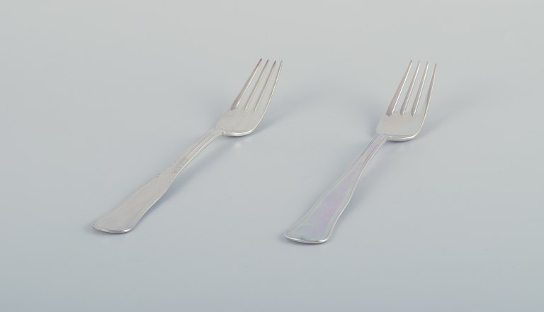 Cohr og svensk sølvsmed. Dobbeltriflet (Old Danish). To middagsgafler i tretårnet sølv (830).