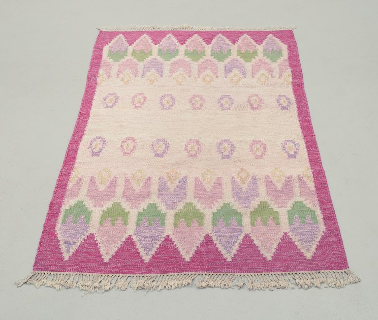 Swedish textile designer.Handwoven carpet in pure wool. Rölakan technique.