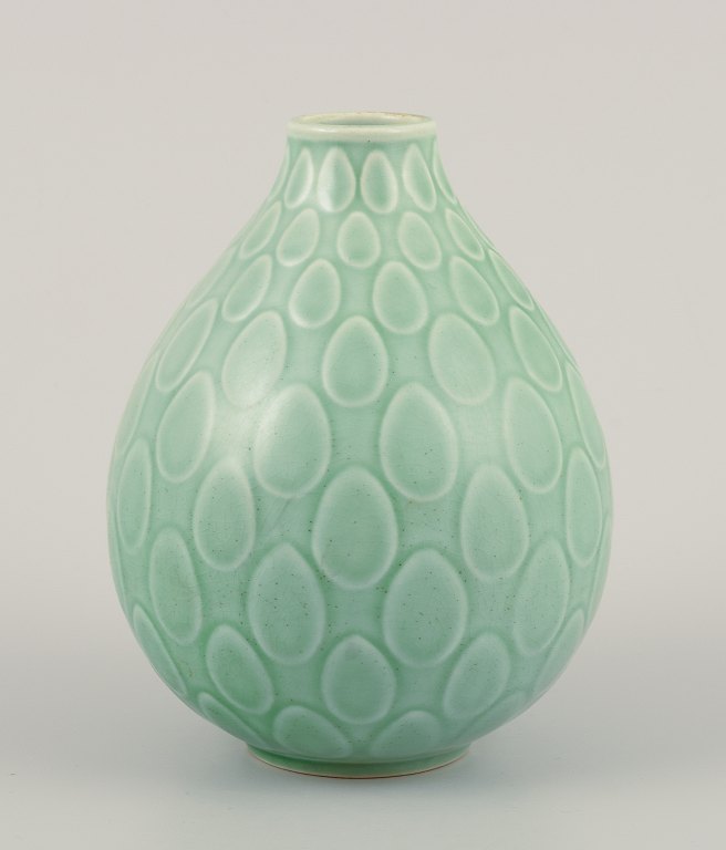 Nils Thorsson for Aluminia. "Marselis" vase i glaseret fajance.