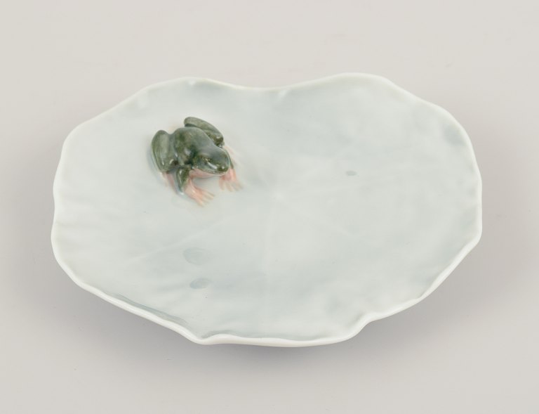 Royal Copenhagen, lille Art Nouveau fad med frø.