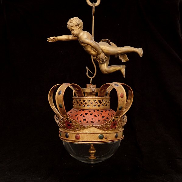 Vergoldeter Kompass mit vergoldeter Krone. Signiert: "Rasmus Koch Anno 1765". H: 43cm. Kompass: 25x26cm