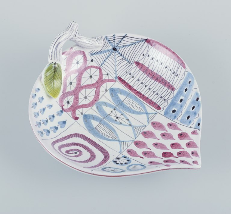 Stig Lindberg for Gustavsberg Studio Hand. Bowl with leaf-shaped handle in earthenware.