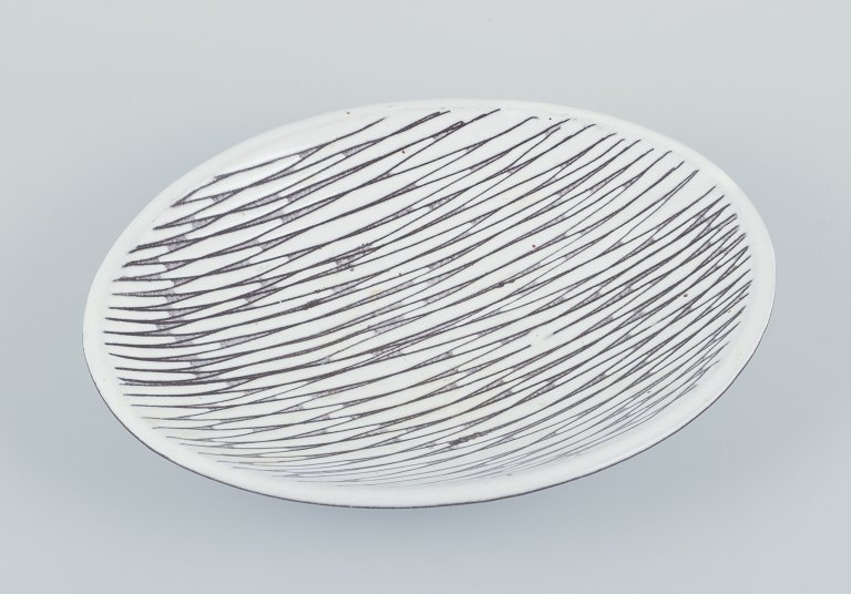 Mari Simmulson for Upsala Ekeby. Low ceramic bowl.