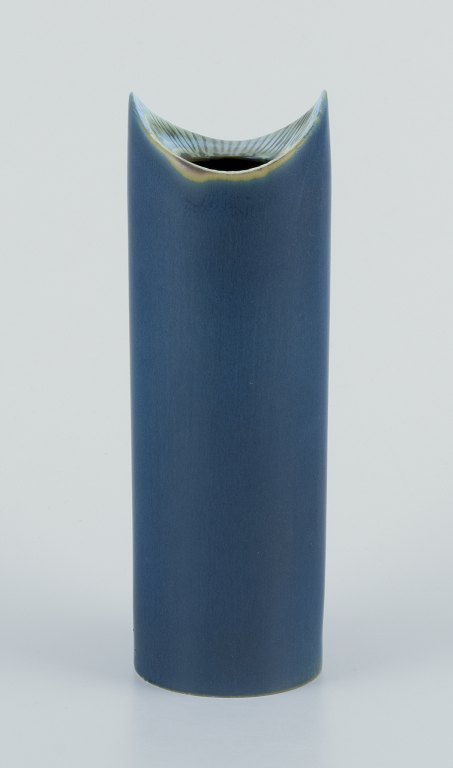 Lisa Larson for Gustavsberg, Sverige.Modernistisk keramikvase i blå glasur.
