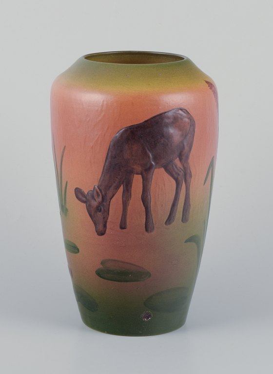 Ipsens Enke, vase med rådyr og andrik.Glasur i orange og grønne toner.