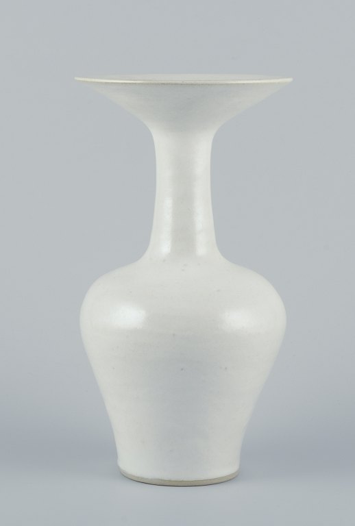 Lucie Rie, eget værksted.
Stor modernistisk unika vase.