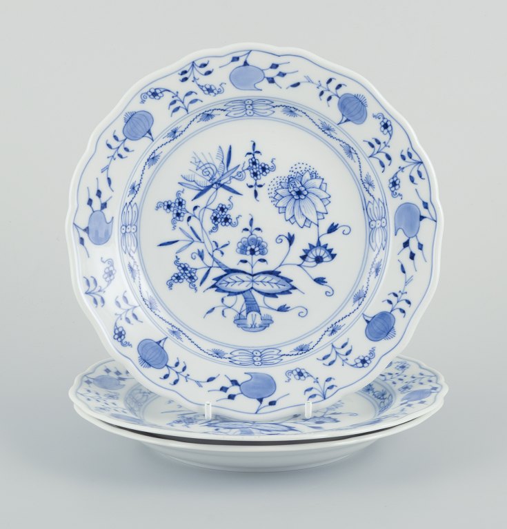 Meissen, three Blue Onion patterned plates in porcelain.