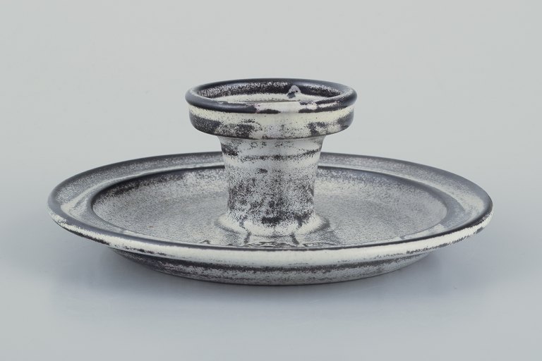 Kähler, kammerstage i keramik.Gråsort dobbeltglasur.