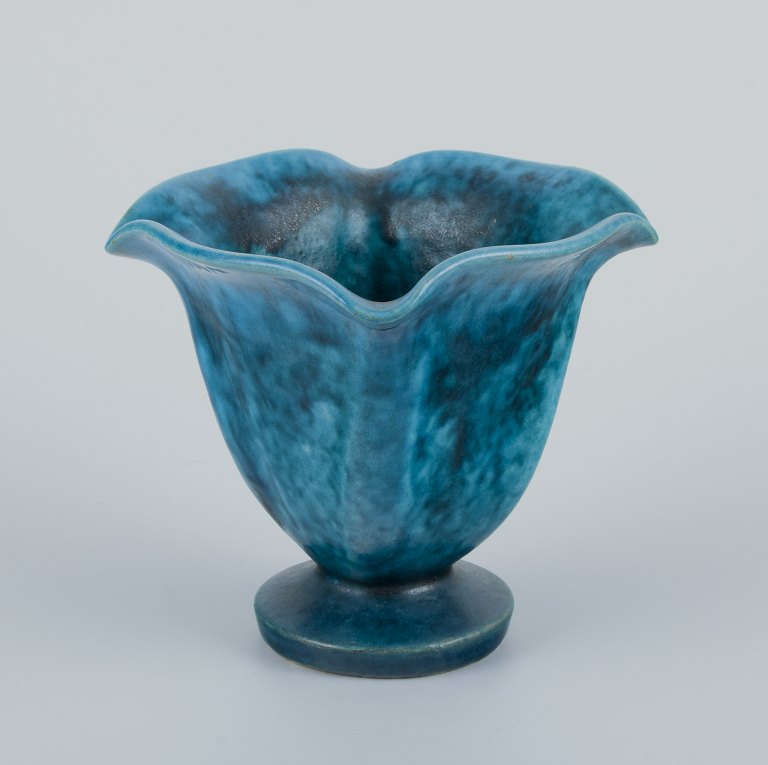 Svend Hammershøi for Kähler, Danmark.Lille keramikvase med organisk form.