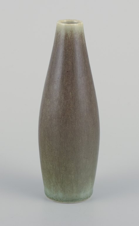 Per Linnemann-Schmidt for Palshus, Danmark.Keramikvase i olivengrøn harepelsglasur.