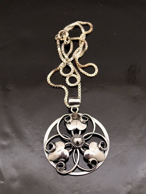 Art deco pendant with hearts