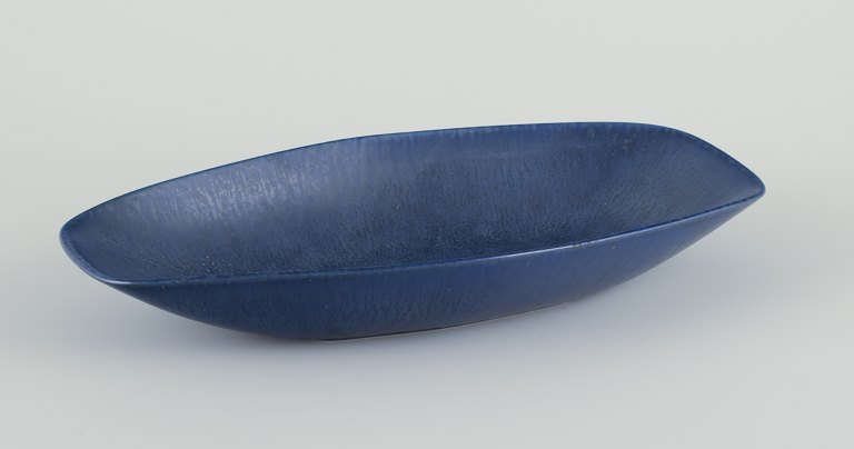 Carl Harry Stålhane for Rörstrand, Sweden.Oblong dish of stoneware. Glaze in blue tones.