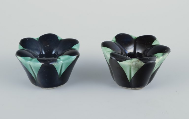 Ilse Claesson for Rörstrand.Et par små lysestager i glaseret fajance.