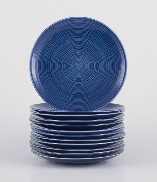 Gertrud Lönegren  for Rörstrand, Sverige.Et sæt på tolv “Blå Blanche” tallerkener i fajance.