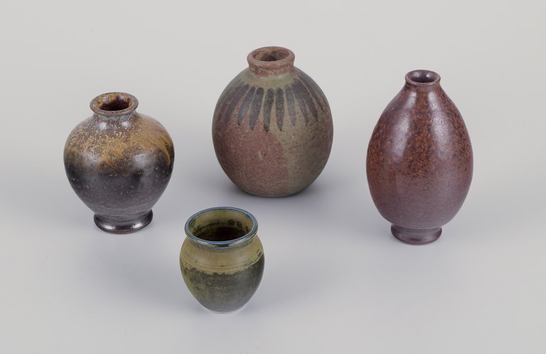Wallåkra med flere svenske keramikere.
Fire unika-vaser af keramik.
