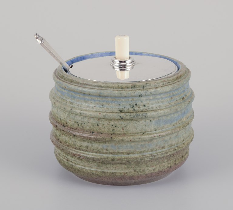 Bode Willumsen og Hans Hansen.
Rund marmeladekrukke af stentøj modelleret med horisontale riller i relief.