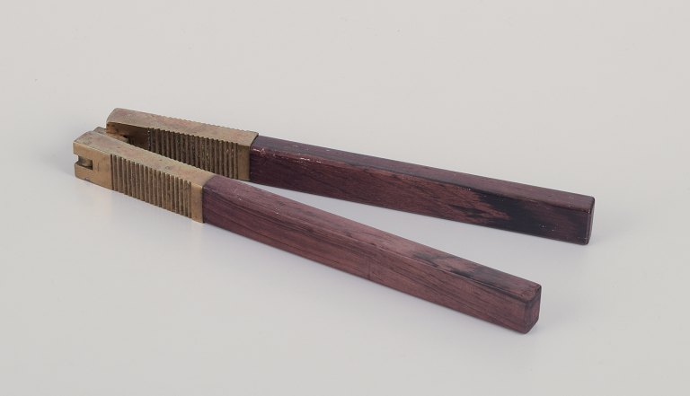 Hepe, Denmark.
Nøddeknækker i ædeltræ og messing.