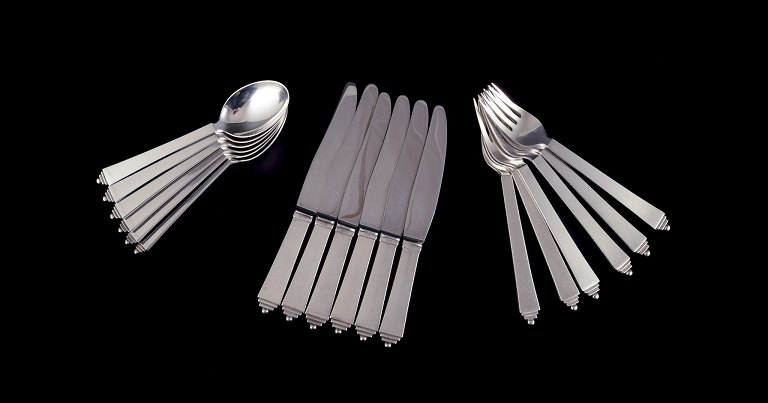 Georg Jensen Pyramide.
Komplet sekspersoners frokostservice i sterlingsølv.