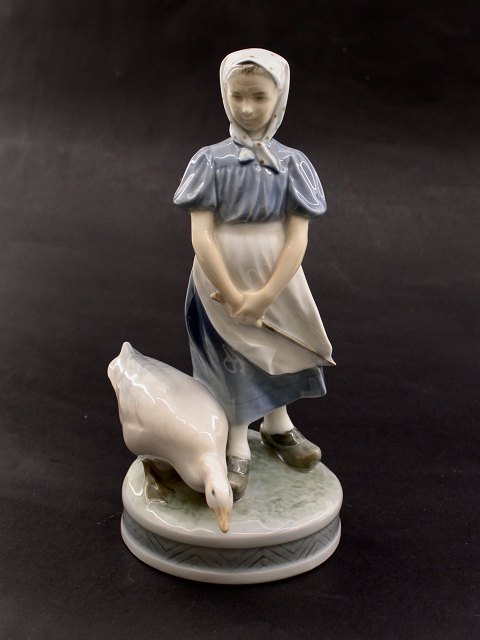 Royal Copenhagen goose girl 527
