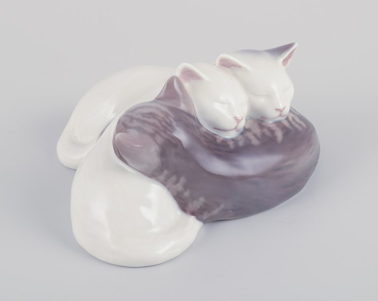 Royal Copenhagen, porcelænsfigur af tre sovende kattekillinger.