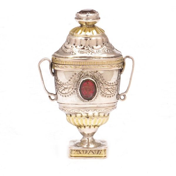 Danish silver vinaigrette by Martin Petersen Hommelhoff, Tønder, 1796-1827. H: 
8,2cm