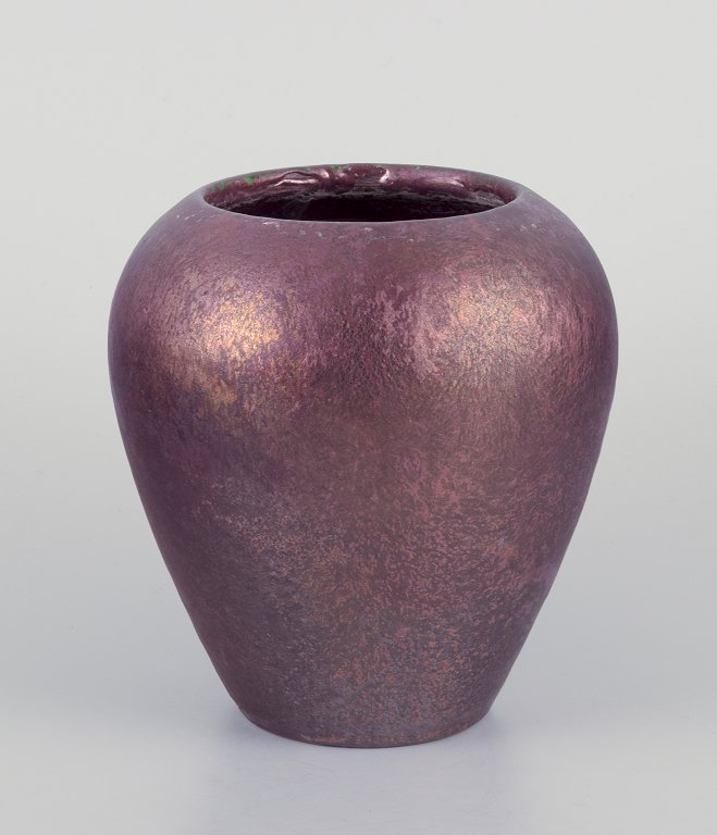 Jens Petersen, dansk keramiker.Unikavase i mat og blank lustreglasur.