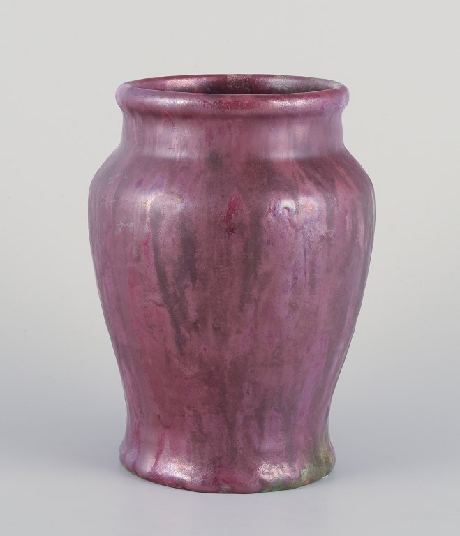 Søren Kongstrand (1872-1951), dansk keramiker.Unikavase i mat og blank lustreglasur.