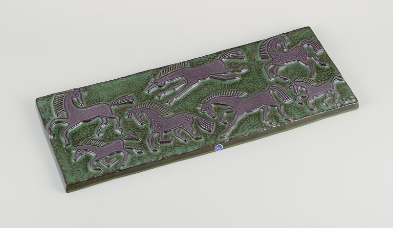 Dorothy Clough for Upsala-Ekeby, Sverige.Aflangt vægrelief i keramik.