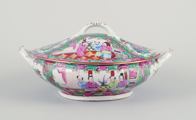 Chinese lidded terrine in porcelain with handles.