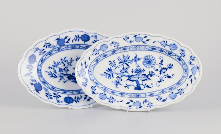 Stadt Meissen, Tyskland.
To ovale serveringsfade. Løgmønstret dekoration.