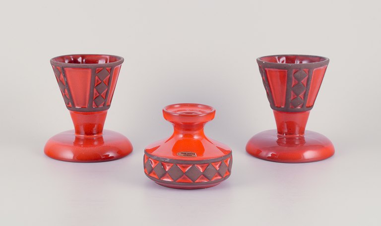 Frank Keramik, Danmark.Et par vaser samt lysestage i glaseret stentøj.