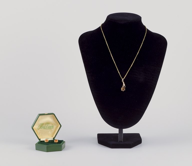 Flora Danica Jewellery, produceret hos Eggert. ”Liljekonval” halskæde samt et par ørestikker.