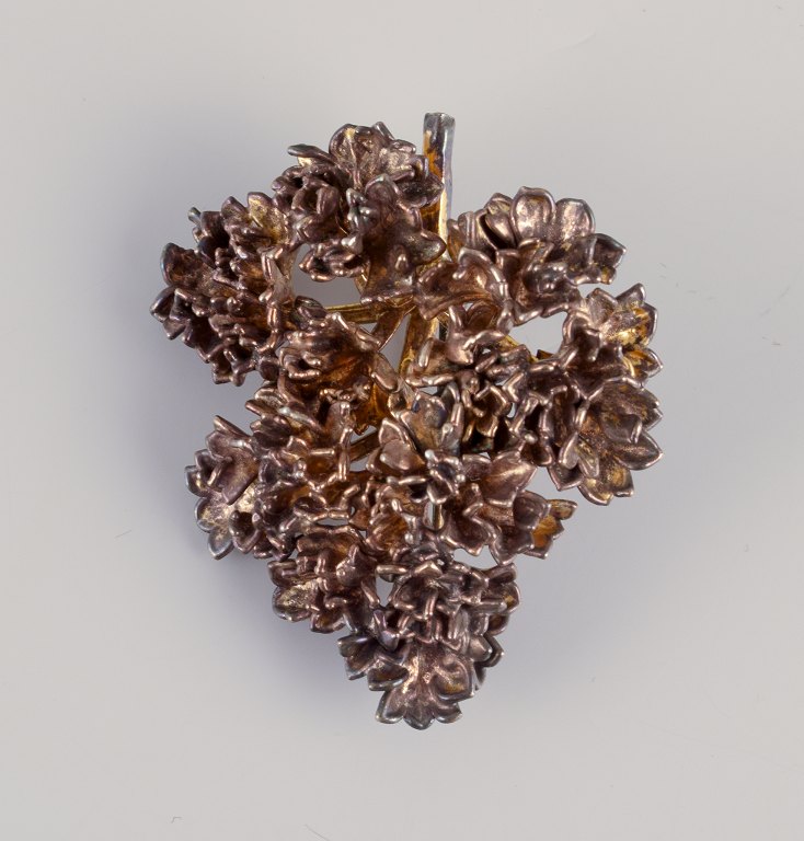 Flora Danica Jewellery, produceret hos Eggert. Stor ”Persille” broche i forgyldt sterlingsølv.