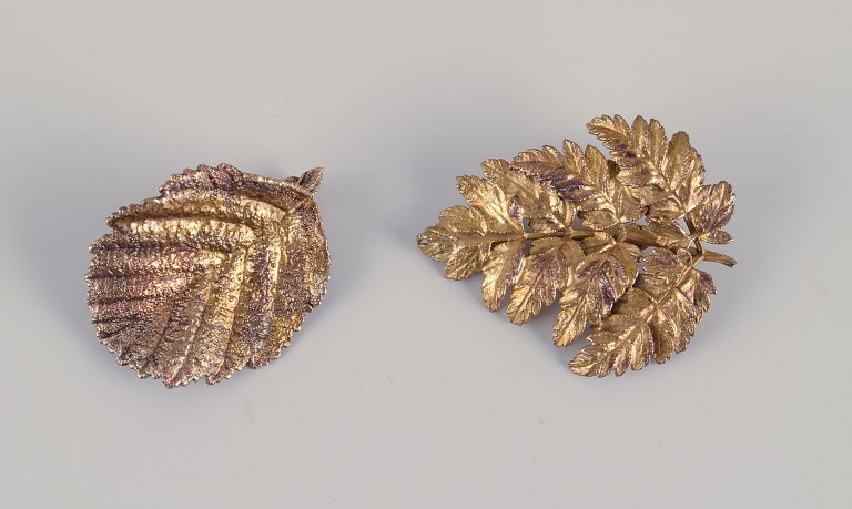 Flora Danica Jewellery, produceret hos Eggert. To brocher i form af blade forgyldt i sterlingsølv.