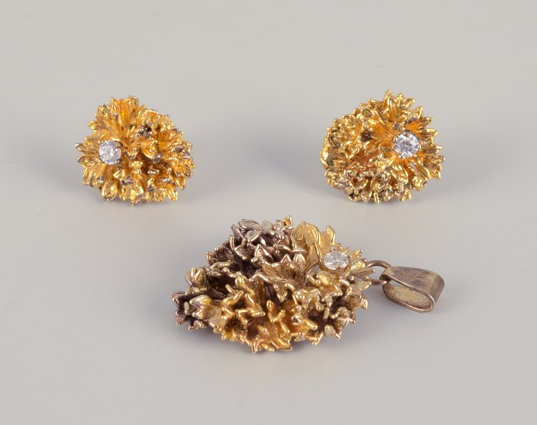 Flora Danica Jewellery, produceret hos Eggert. 
”Persille” vedhæng samt et par ørestikker.