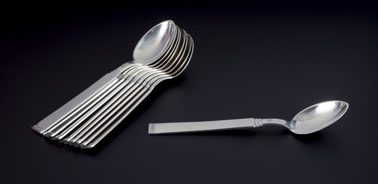 Horsens Sølv, Danmark.Et sæt på ni kaffeskeer i tretårnet sølv.