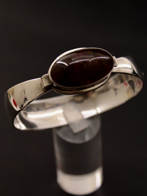 N E From bangle with amber