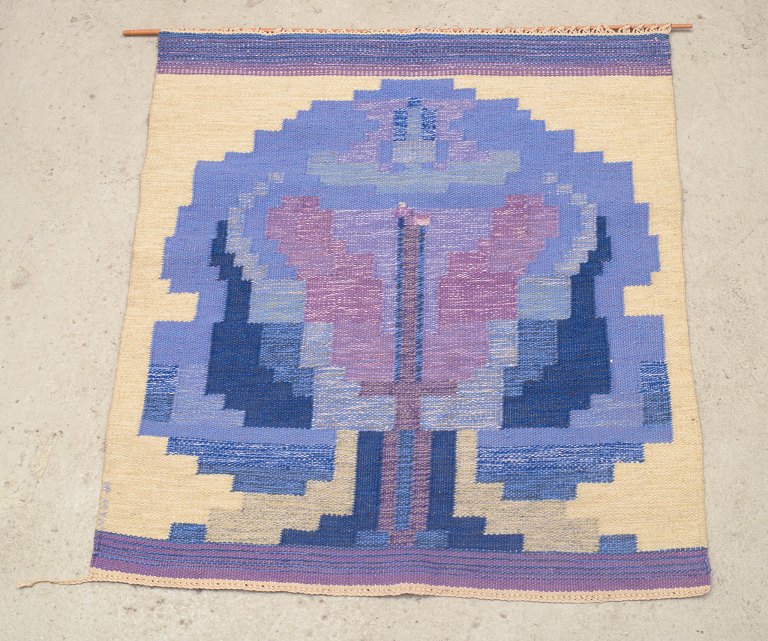 Mary Segerfalk Lexberg, svensk tekstildesigner.
Unika håndvævet vægtæppe af uld. Rölakan teknik.