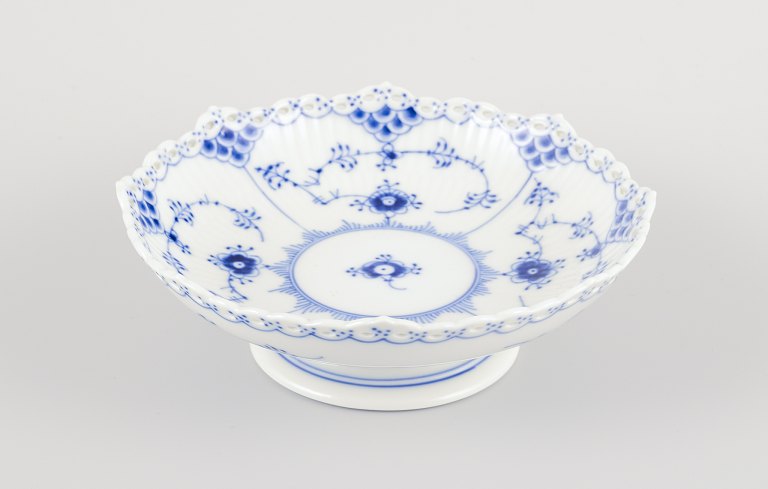 Royal Copenhagen Blue Fluted Full Lace, low centerpiece.
