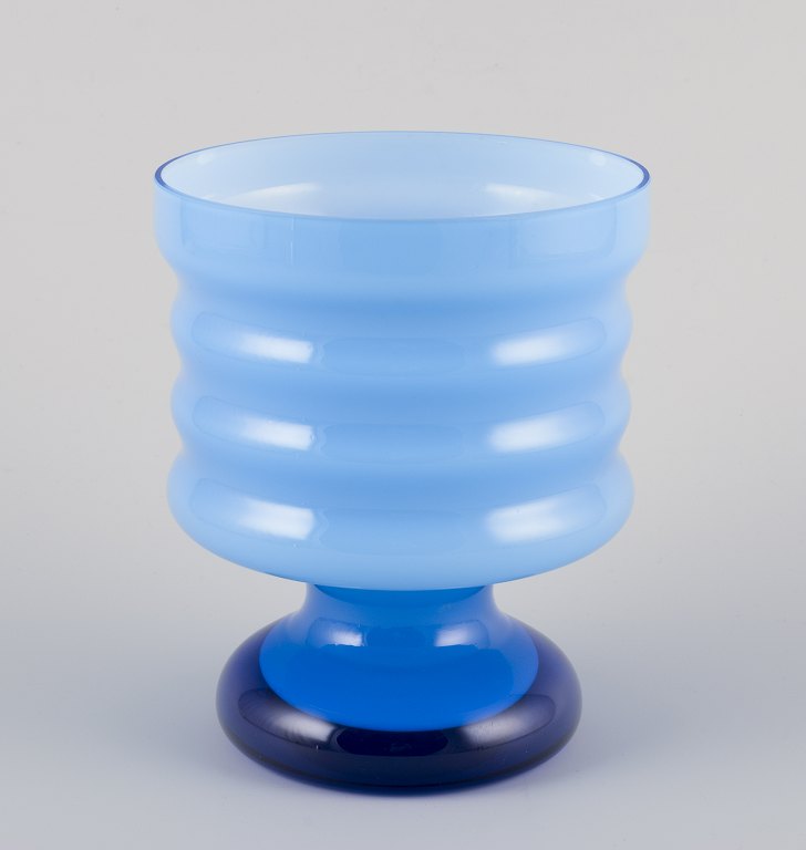 P. O. Ström (Peo Olof Ström, 1930–1992) for Alsterfors Glasbruk, Swedish glass artist.Large art glass vase in wavy design.