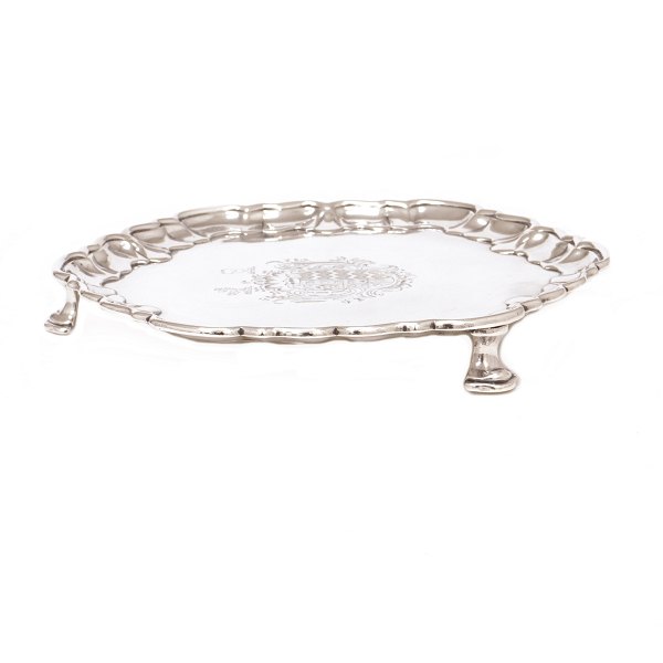 George II silver salver with coat of arms. London 1736-37. H: 2cm. D: 18cm. W: 372gr