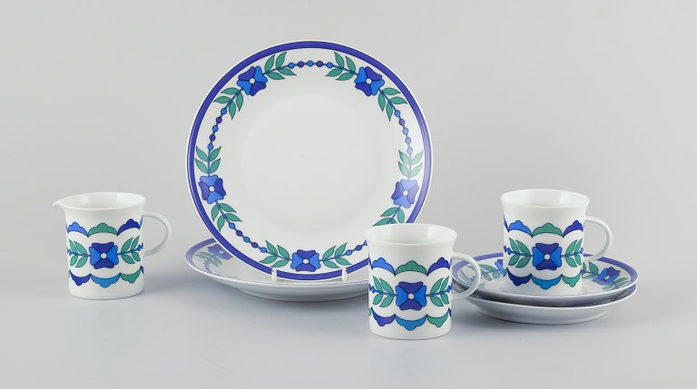 Emilio Pucci for Rosenthal Studio-Linie, Tyskland. To kaffekopper med 
underkopper, to kagetallerkner og en flødekande af porcelæn.