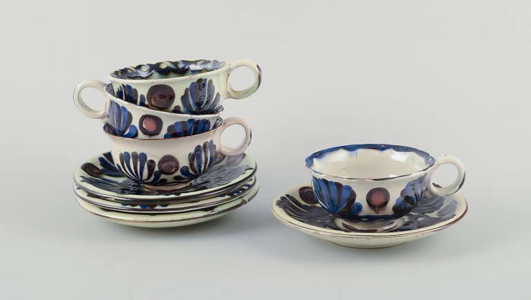 Nils Joakim Kähler for Kähler. Et sæt på fire ”Marguerit” tekopper og underkopper af glaseret stentøj.