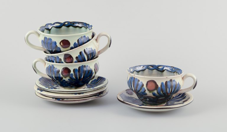 Nils Joakim Kähler for Kähler. A set of four large “Marguerite” teacups and saucers of glazed stoneware.