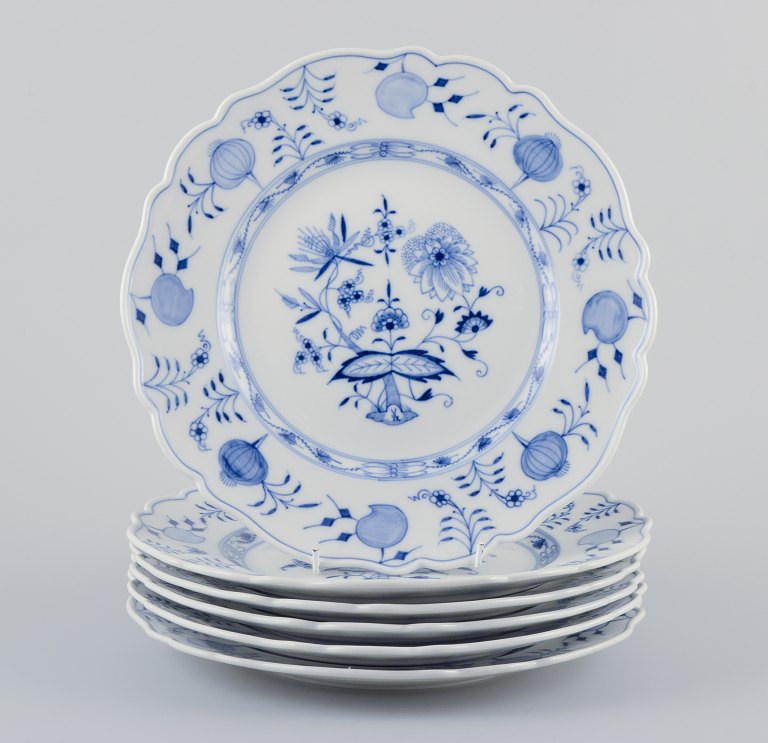 Meissen, Tyskland.
Et sæt på seks store middagstallerkener/dækketallerkener i porcelæn.