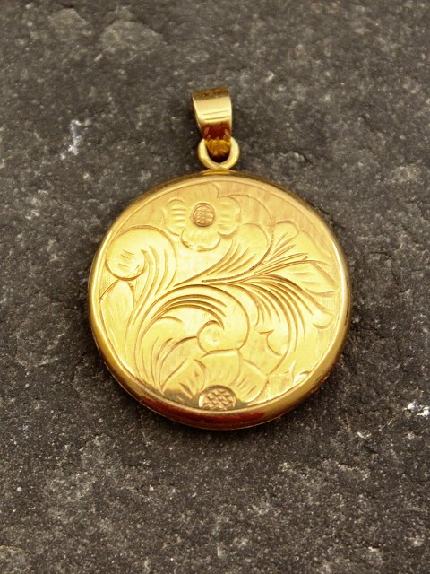 8 carat gold medallion