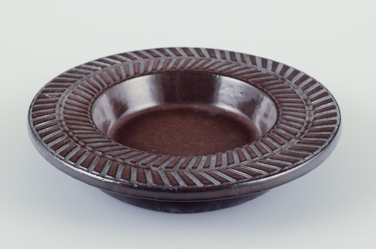 Ingrid Atterberg for Upsala Ekeby. Rundt fad af stentøj.