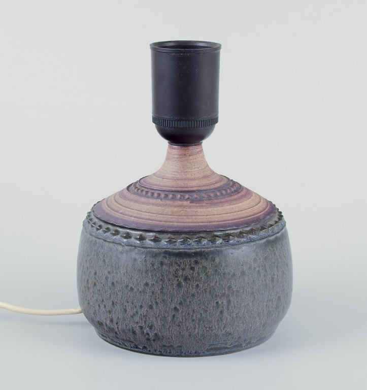 Klas-Göran Klaesson (Klase J:r) (1945-2024) for Höganäs, Sweden. Table lamp of stoneware. With pattern in the decoration.