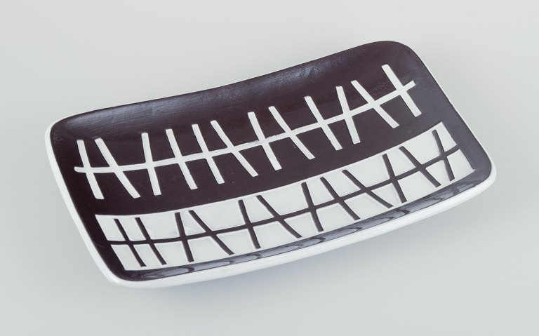 Ingrid Atterberg for Upsala Ekeby.Aflangt fad af keramik. Brun og hvid glasur.